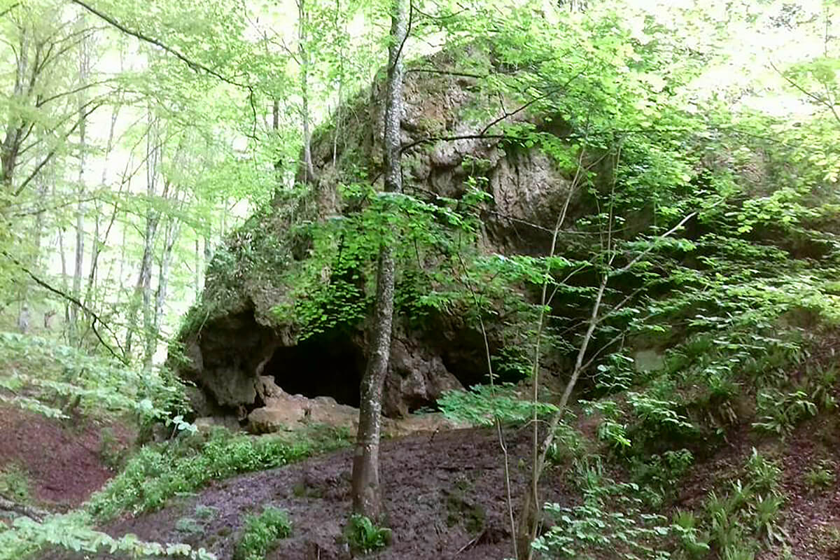 Бенковска пещера